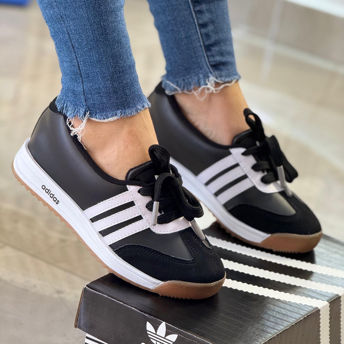 TENIS ADIDAS RETRO V2