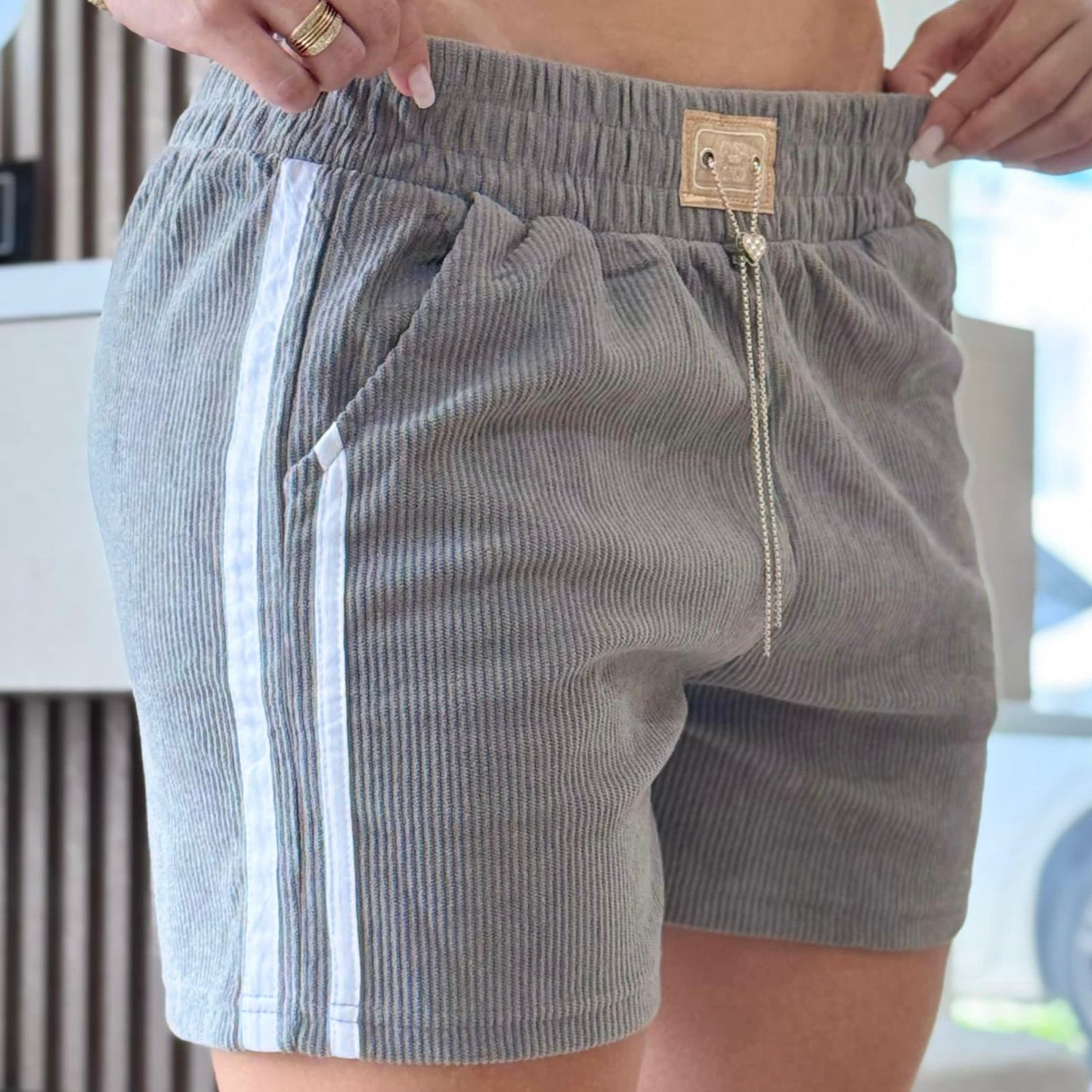 SHORT DAMA